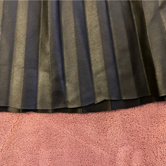 vintage raw hem faux leather mini skirt - Picture 2 of 3